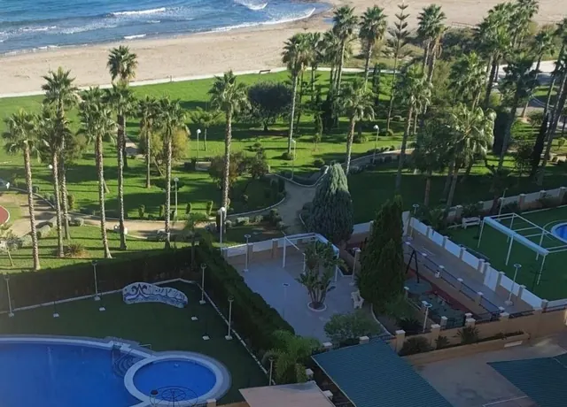 Piscina comunitaria y jardines